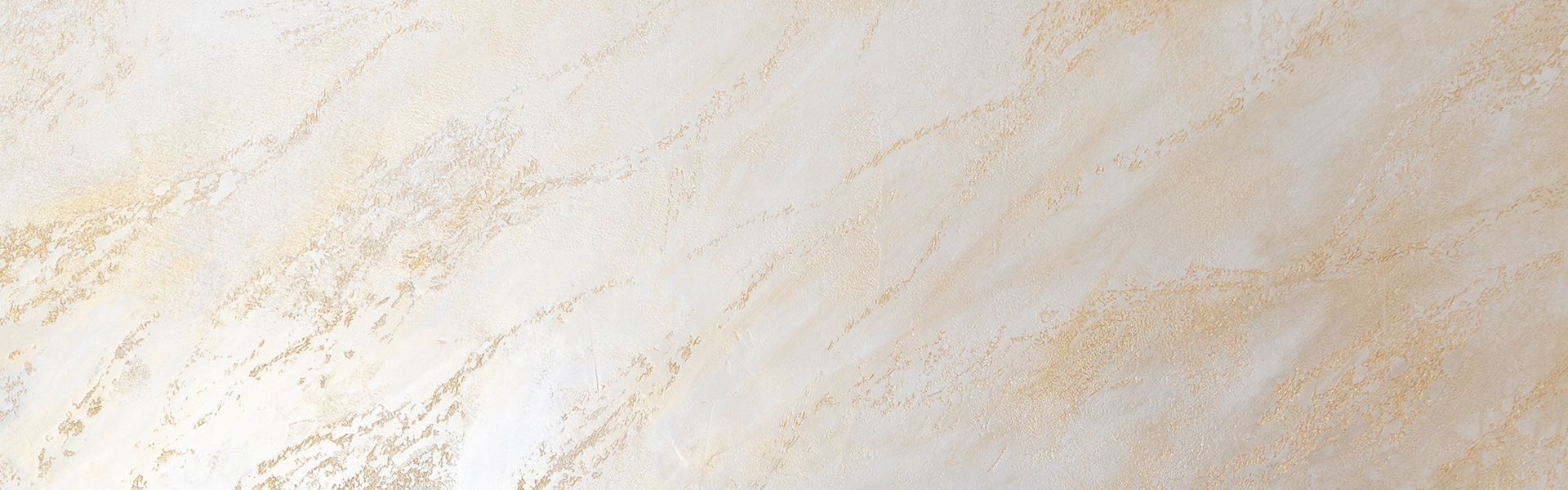 Helle, fein strukturierte Wandoberfläche mit marmorierter Putzstruktur in Beige- und Cremetönen